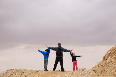 İki çocuklu hiking baba 