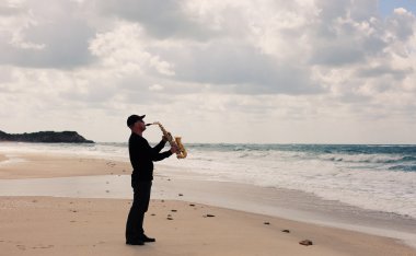 Saksofoncu saksafon üzerinde oynama 
