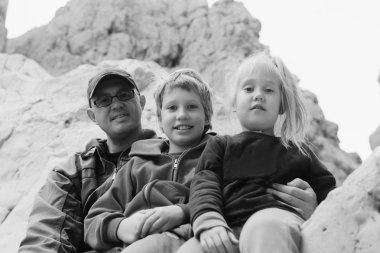  Babası roks üzerinde iki çocuklu