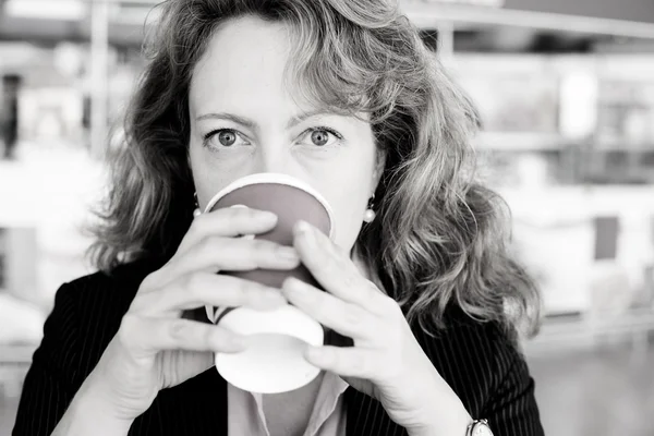 Žena držící vyjmout z kávy — Stock fotografie