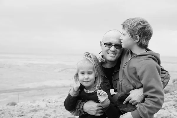 Portrait de père avec deux enfants — Photo