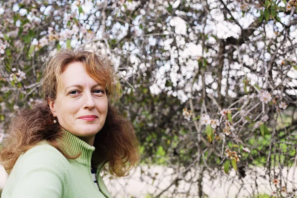 Frau geht im Park spazieren — Stockfoto