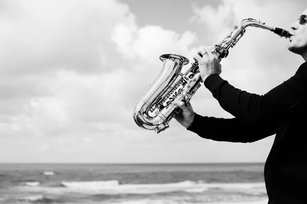 Saxofonista tocando el saxofón —  Fotos de Stock