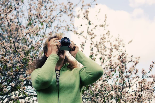 Frau mit Kamera im Park — Stockfoto