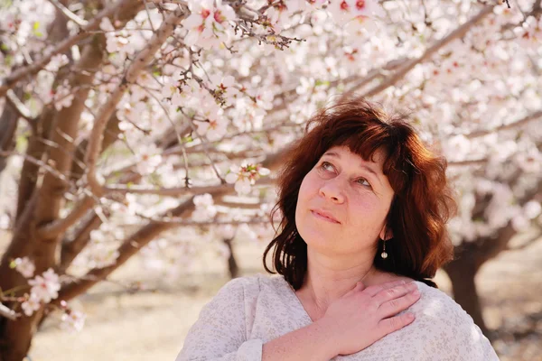 Femme marchant dans le parc — Photo