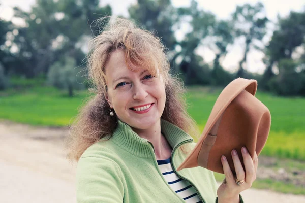 Portrait de belle femme dans le parc — Photo