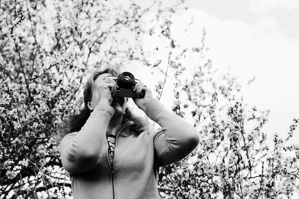 Femme avec caméra dans le parc — Photo