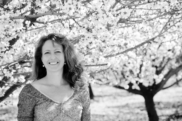 Woman walking in the park — Stock Photo, Image