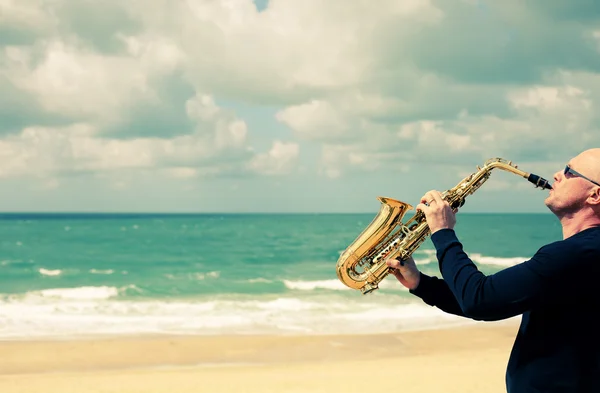 Saxofonista tocando el saxofón —  Fotos de Stock
