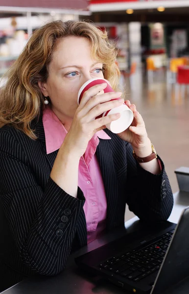 Χαρούμενα γυναίκα που κρατά το φλιτζάνι του καφέ — Φωτογραφία Αρχείου