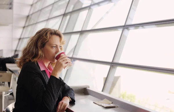 Femme avec tasse de café — Photo