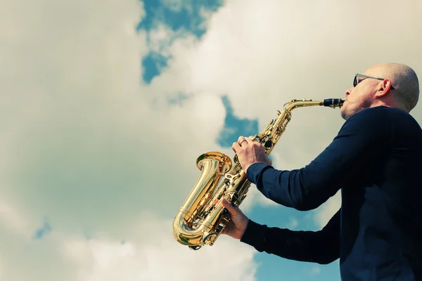 Saxofonista tocando el saxofón —  Fotos de Stock