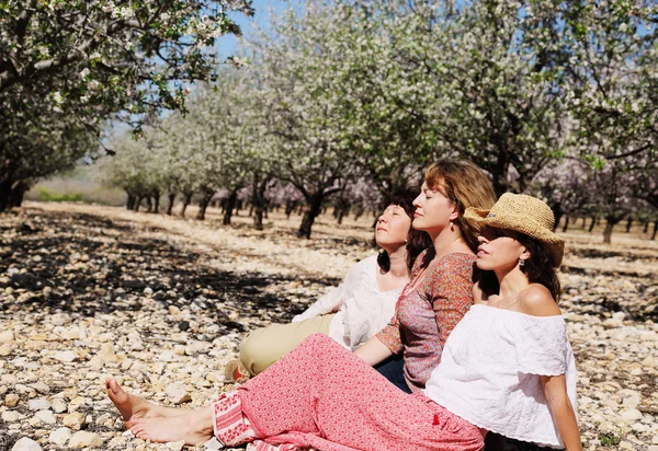 Friends relaxing  in the garden — Stock Photo, Image