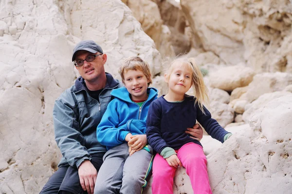 Vater mit zwei Kindern auf den Roks — Stockfoto