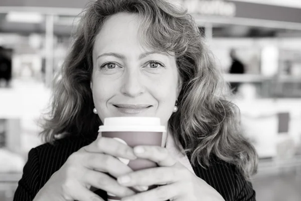 Femme avec tasse de café — Photo