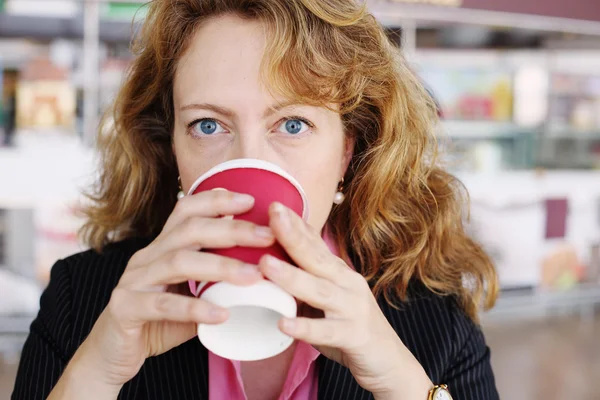 Mulher segurando corte de café — Fotografia de Stock