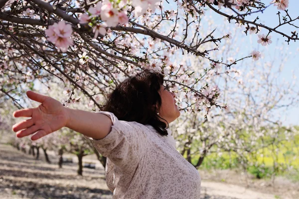 Parkta yürüyen kadın. — Stok fotoğraf