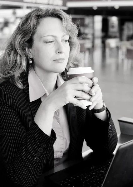 Mulher alegre segurando xícara de café — Fotografia de Stock