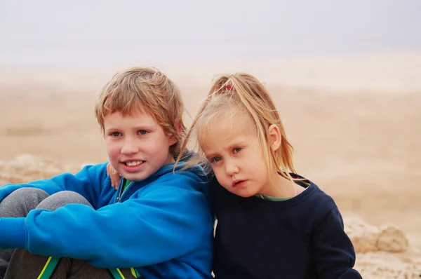 Portrait de petite fille avec son frère — Photo