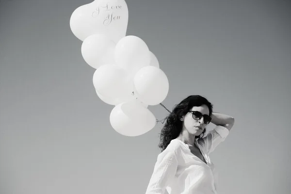Жінка тримає білі кульки — стокове фото