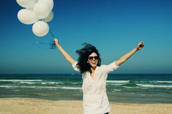 Frau mit weißen Luftballons — Stockfoto