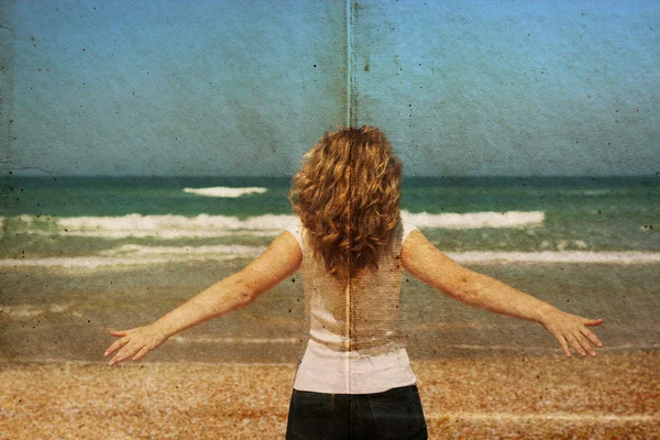 Mulher ruiva bonita na praia — Fotografia de Stock