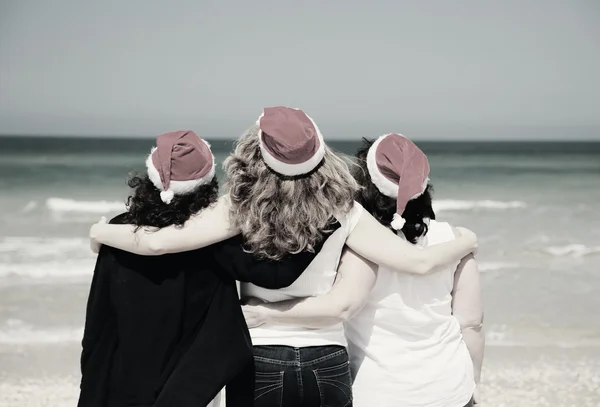 Femmes dans les chapeaux de Noël sur le bord de la mer — Photo