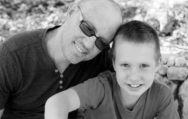 Sonriente padre con hijo — Foto de Stock