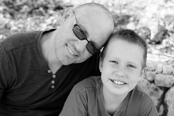 Lachende vader met zoon — Stockfoto