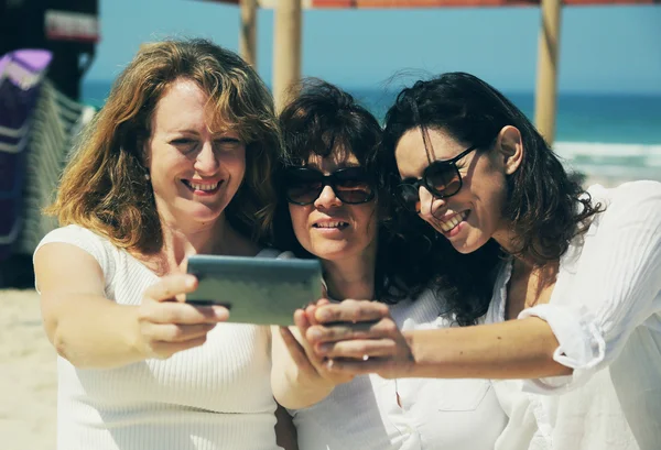 Amigos femininos à beira-mar — Fotografia de Stock