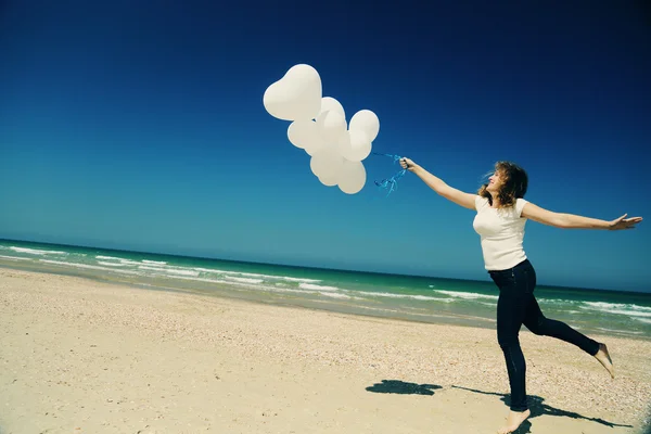 Mulher segurando balões brancos — Fotografia de Stock
