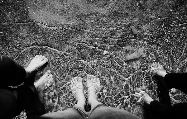 Donne in piedi sulla spiaggia di sabbia — Foto Stock