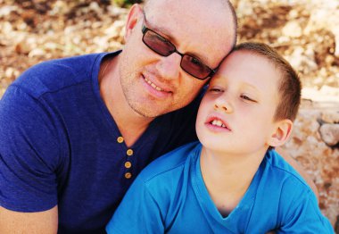 Gülümseyen baba ile oğlu