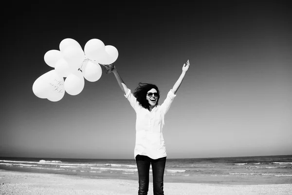 Femme tenant des ballons blancs — Photo