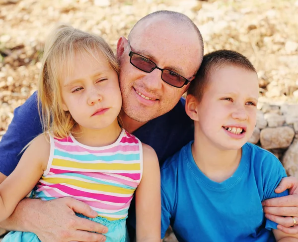 Vader met schattige kinderen — Stockfoto