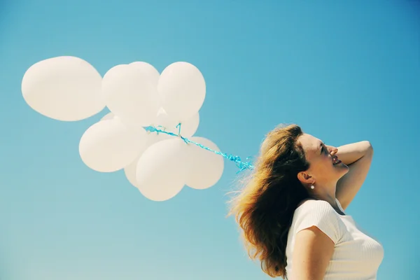 Vrouw bedrijf witte ballonnen — Stockfoto