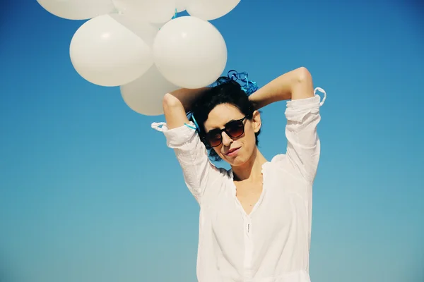 Mujer sosteniendo globos blancos — Foto de Stock