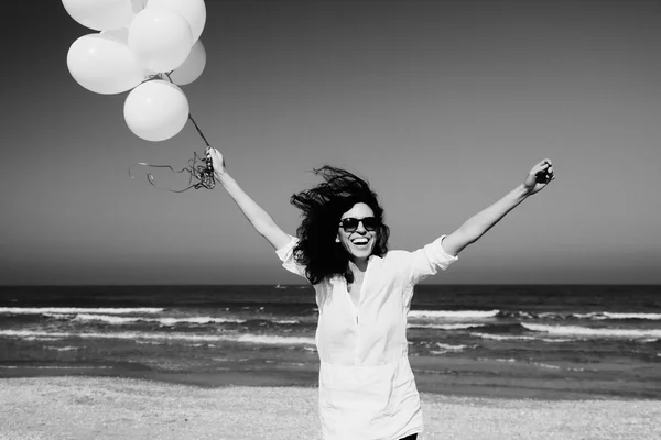 Mulher segurando balões brancos — Fotografia de Stock
