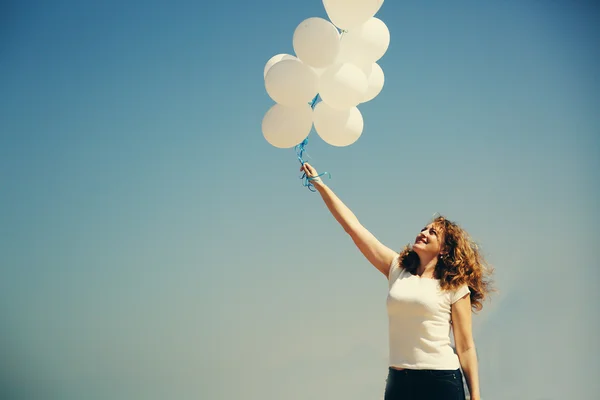 Vrouw bedrijf witte ballonnen — Stockfoto
