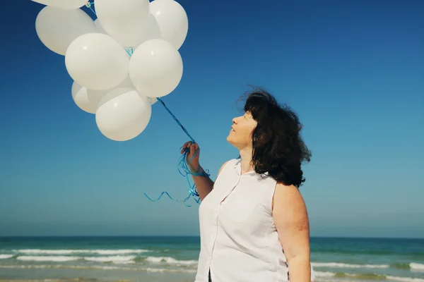 Vrouw bedrijf witte ballonnen — Stockfoto