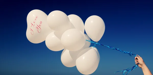 Weiße Luftballons in weiblicher Hand — Stockfoto
