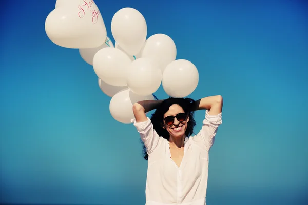 Mujer sosteniendo globos blancos — Foto de Stock