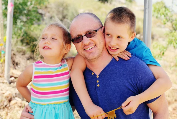 Padre con niños lindos — Foto de Stock