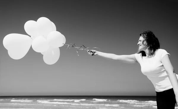 Frau mit weißen Luftballons — Stockfoto