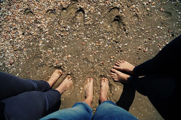 Vrouwen permanent aan zandstrand — Stockfoto