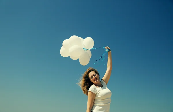 Mujer sosteniendo globos blancos — Foto de Stock