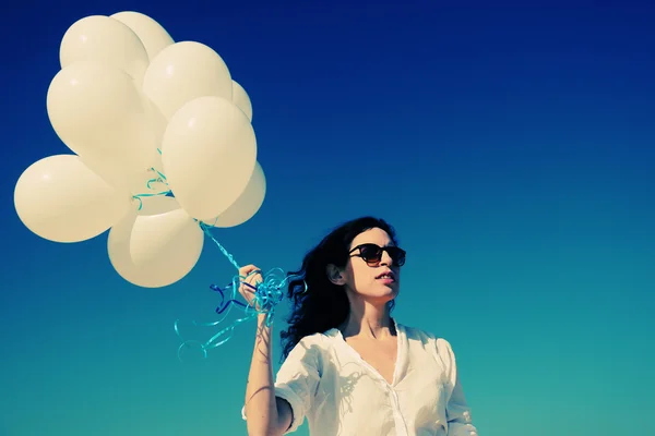 Mujer sosteniendo globos blancos — Foto de Stock