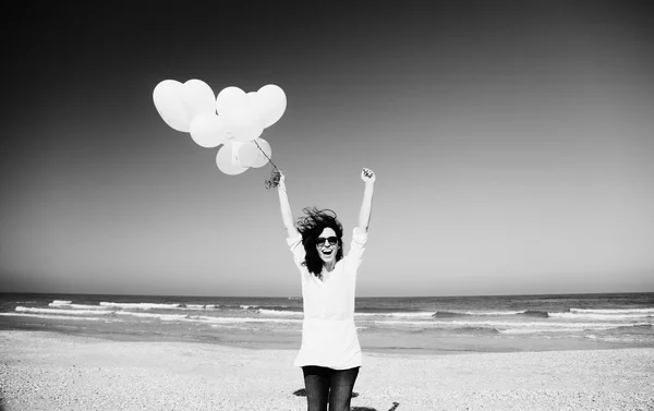 Vrouw bedrijf witte ballonnen — Stockfoto