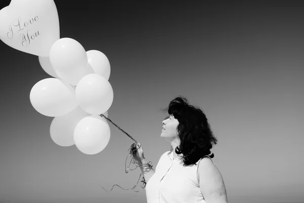 Γυναίκα εκμετάλλευση άσπρα μπαλόνια — Φωτογραφία Αρχείου