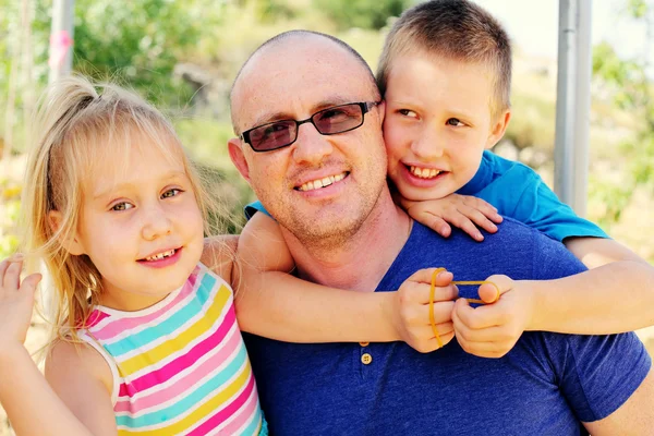 Padre con bambini carini — Foto Stock